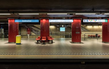 Brüksel, Belçika - 06: 13 2020 Brüksel 'deki toplu taşıma metro hizmetleri platformu