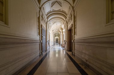 Brüksel Başkent Bölgesi - Belçika - 06 05 2022 - Adalet Divanı 'nın eğilmiş kemerleriyle süslenmiş ada