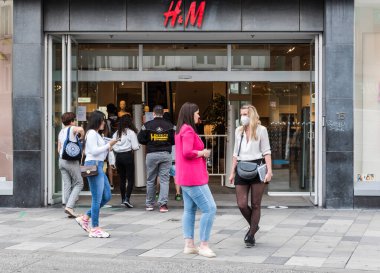 Ixelles, Brüksel Başkent Bölgesi - Belçika - 06 22 2020 Moda genç kadın H ve M 'ye gidiyor