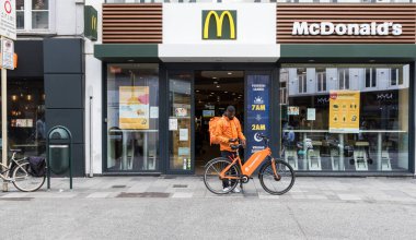 Ixelles, Brüksel Başkent Bölgesi - Belçika - 06 22 2020 Mc Donald 's Facade yanında teslimatçı çocukla