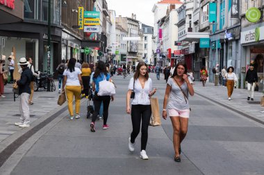 Ixelles, Brüksel Başkent Bölgesi - Belçika - 06 22 2020 - Alışveriş caddesinde bisiklet süren insanlar