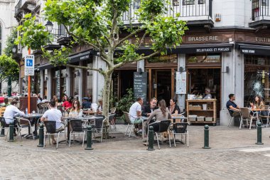 Ixelles, Brüksel Başkent Bölgesi - Belçika - 06 22 2020 Tipik Belçika brasserisi Quartier Saint Boniface mahallesinde canlı bir caddenin köşesinde