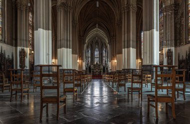 Ixelles, Brüksel Başkent Bölgesi - Belçika - 06 22 2020 The Saint Boniface Katolik Kilisesi İçi sandalye ve sosyal mesafeli