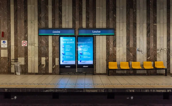 Ixelles Bruselas Bélgica 2019 Gente Razas Mixtas Esperando Metro Parada —  Fotos de Stock