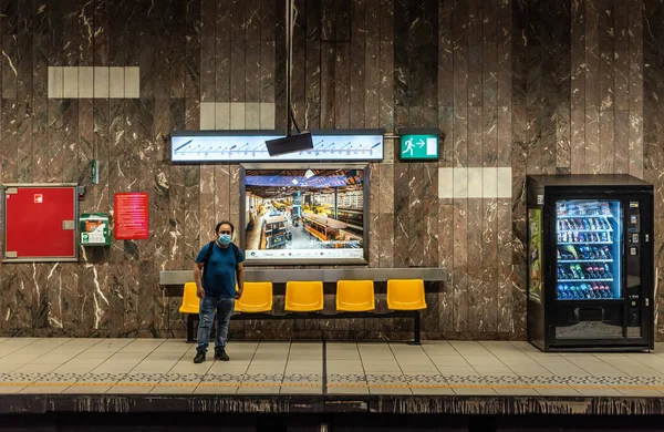 Ixelles Bruselas Bélgica 2019 Gente Razas Mixtas Esperando Metro Parada — Foto de Stock