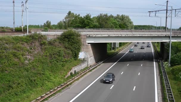 比利时安特卫普省Mechelen 2022年04月6日 E19公路 交通繁忙 视角高 — 图库视频影像