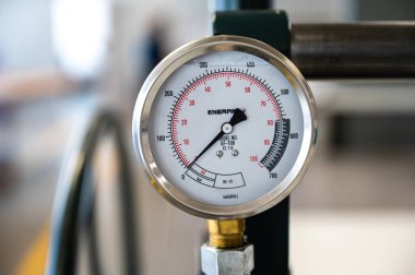 Anderlecht, Brüksel Başkent Bölgesi, Belçika - 06 11 2022 - Bir basınç pompasının enerji manometresi