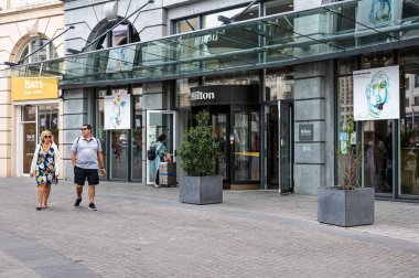 Brüksel Eski Kenti, Belçika, 06 19 2022 - Carrefour de L 'Europe' da Hilton 'un girişinde yürüyen turist çift