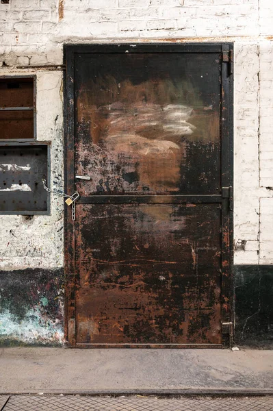 Anderlecht, Brüksel Başkent Bölgesi, Belçika - 06 11 2022 - Bodrumda paslı metal bir kapı