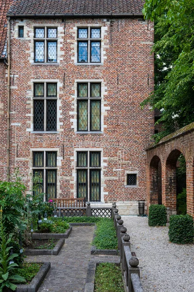 Anderlecht, Brüksel Başkent Bölgesi, Belçika - 06 11 2022 - Bahçeler ve Erasmus evinin cephesi