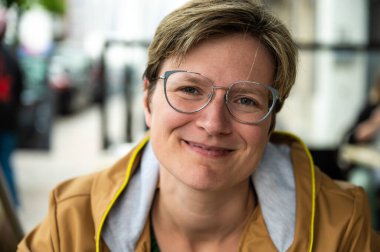 35 yaşında beyaz bir kadının sıradan portresi, Brüksel, Belçika