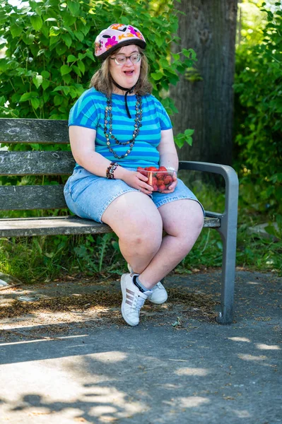 Porträt Einer Jährigen Weißen Frau Mit Syndrom Die Sommerkleidung Trägt — Stockfoto