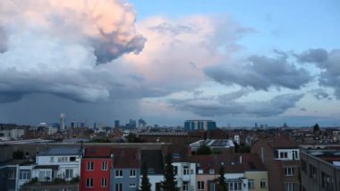 Jette, Brüksel Başkent Bölgesi, Belçika - 06 24 2022 - Yerleşim alanı üzerinde renkli bir günbatımı videosu