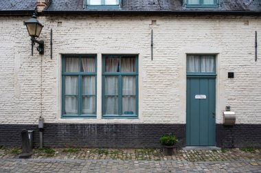 Leuven, Flaman Brabant Bölgesi, Belçika - 07 01 2022 - Bisikletli tarihi tuğla evler cephesi