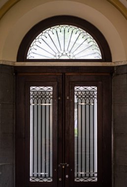 Brüksel Eski Kenti, Brüksel Başkent Bölgesi, Belçika - 06 26 2022 - Bakımevi Pacheco eğlence binasında vitraylı camlı ahşap kapı