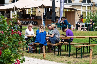 Brüksel Eski Kenti, Brüksel Başkent Bölgesi, Belçika - 06 26 2022 - Dostlar Bakımevi Pacheco 'daki Jardin açık terasında ve barda içki içiyorlar