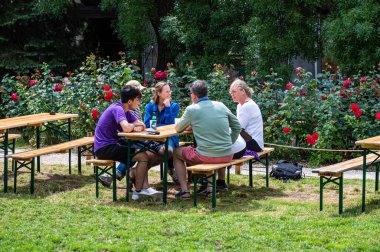 Brüksel Eski Kenti, Brüksel Başkent Bölgesi, Belçika - 06 26 2022 - Dostlar Bakımevi Pacheco 'daki Jardin açık terasında ve barda içki içiyorlar