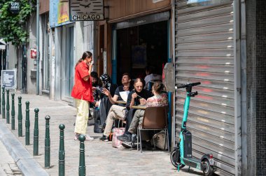 Brüksel Eski Kent, Brüksel Başkent Bölgesi, Belçika - 06 26 2022 - Şikago barının terasında oturan Flaman arkadaşlar