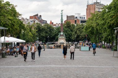 Brüksel Eski Kent, Brüksel Başkent Bölgesi, Belçika - 06 26 2022 - Saint Catherine Meydanı ve Anspach çeşmesinde yürüyen insanlar