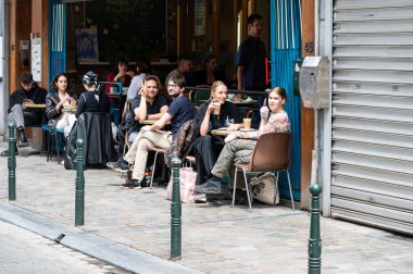 Brüksel Eski Kent, Brüksel Başkent Bölgesi, Belçika - 06 26 2022 - Şikago barının terasında oturan Flaman arkadaşlar