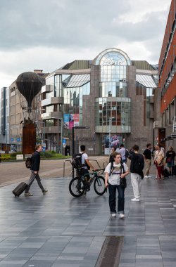 Leuven, Flaman Brabant Bölgesi, Belçika - 07 01 2022 - Tren istasyonuna yürüyen banliyö ve öğrenciler