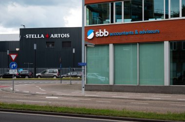 Leuven, Flaman Brabant Bölgesi, Belçika - 07 01 2022 - Stella Artois bira şirketi ve muhasebeci ofisleri