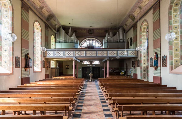 Schweich Rheinland Pfalz Deutschland 2019 Kleine Katholische Kirche Mit Holzdekoration — Stockfoto