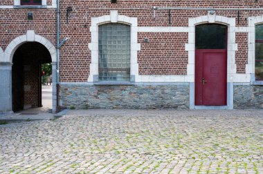 Lembeek, Flaman Brabant Bölgesi, Belçika, 07 02 2022 - Süslü tuğla taşlarla klasik kale binası cephesi