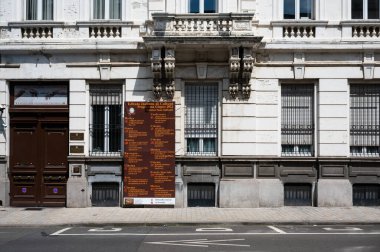 Ixelles, Brüksel Başkent Bölgesi, Belçika - 07 03 2022 - İtalyan Kültür Enstitüsü Cephesi