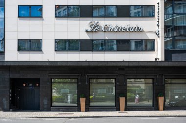 Ixelles, Brüksel Başkent Bölgesi, Belçika - 07 03 2022 - 5 yıldızlı Le Chatelain otelinin ön cephesi ve girişi