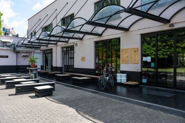 Koekelberg, Brüksel Başkent Bölgesi, Belçika, 07 04 2022 - Eski bir endüstri binasının yenilenmiş mimarisi, şimdi bir spor merkezi ve oyuncak kütüphanesi