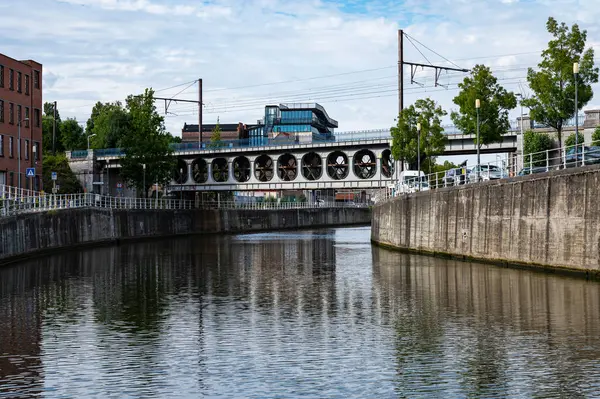 Anderlecht Região Capital Bruxelas Bélgica 2022 Canal Uma Ponte Ferroviária — Fotografia de Stock