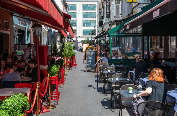Ixelles, Brüksel Başkent Bölgesi, Belçika - 07 03 2022 Jourdan Caddesi 'nin yaya bölgesinde öğle yemeği restoranları.