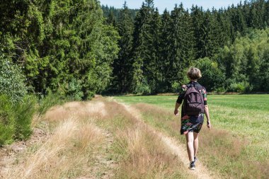 Kırsal bölgedeki tarlalarda ve ormanlarda yürüyen aktif bir kadın, Burg Reuland, Belçika