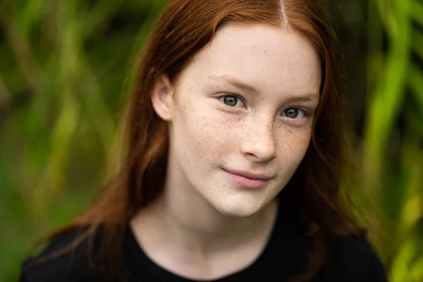 Red Haired Twelve Year Old Girl Freckles Posing Nature Bokeh — Foto de Stock