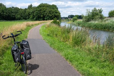 Galder, North Brabant, The Netherlands, 08 09 2022 -   Trekking bike at a trail at the banks of the River Mark