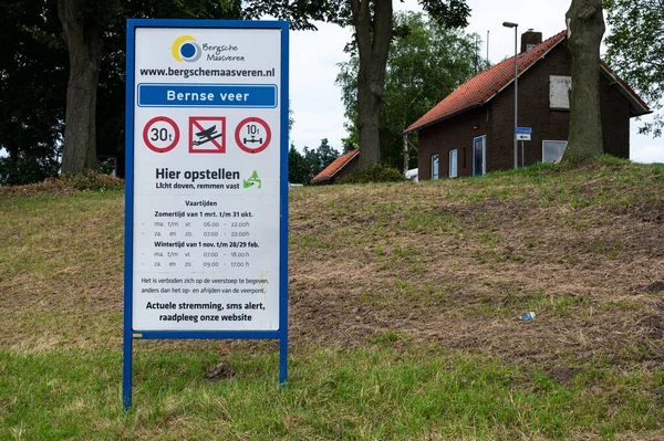 Heusden Gelderland Netherlands 2022 Інформаційний Знак Про Місцеве Поромне Сполучення — стокове фото