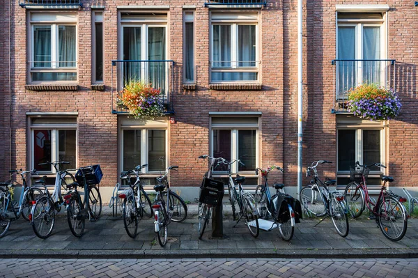 Zwolle Overijssel Netherlands 2022 Historical Brick Stone Facade Row Parked — Fotografia de Stock