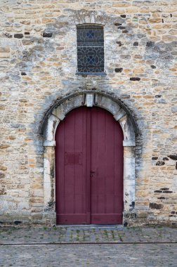 Oud-Heverlee, Flaman Brabant, Belçika - 08 21 2022 Şapelin ahşap giriş kapısı