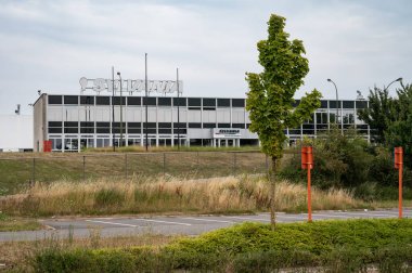 Tienen, Flaman Brabant, Belçika - 08 20 2022 - Feilo Sylvania fabrikasının sanayi bölgesi