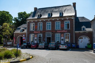 Hoegaarden, Flaman Brabant, Belçika, 08 02 2022 - Şehir merkezindeki belediye binası ve meydan