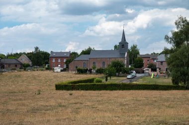 Saint-Servais, Wallon Bölgesi, Belçika - 08 01 01 2022 Köy manzaralı köy manzaralı