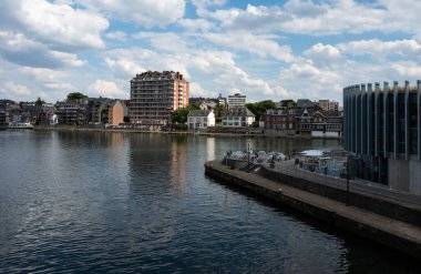 Namur, Wallon Bölgesi, Belçika, 07 28 2022 - Liman ve şehir binalarına bakın