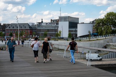 Namur, Wallon Bölgesi, Belçika, 07 28 2022 - Turistler ve yerliler Sambre Nehri üzerindeki tahta yaya köprüsünde yürüyorlar