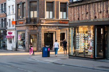 Namur, Wallon Bölgesi, Belçika, 07 28 2022 Eski şehrin ticari caddelerinde yürüyen insanlar