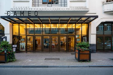 Namur, Wallon Bölgesi, Belçika, 07 28 2022 - Cameo sinemasının girişi ve cephesi