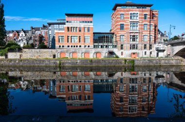 Namur, Wallon Bölgesi, Belçika, 07 28 2022 Sambre Nehri 'nin mavi sularına yansıyan tarihi binalar