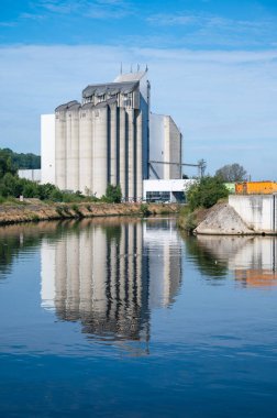 Floreffe, Wallon Bölgesi, Belçika, 07 28 2022 - Sambre Nehri kıyılarına yansıyan sanayi ambarı ve depoları