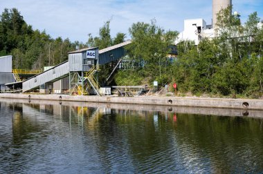 Jemeppe-sur-Sambre, Wallon Bölgesi, Belçika, 07 29 2022 - AGC şirketinin cam üretimi için endüstriyel ulaşım kemeri