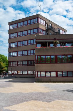 Sambreville, Wallon Bölgesi, Belçika, 07: 30 2022 Köy Meydanı 'ndaki çağdaş apartman bloğu